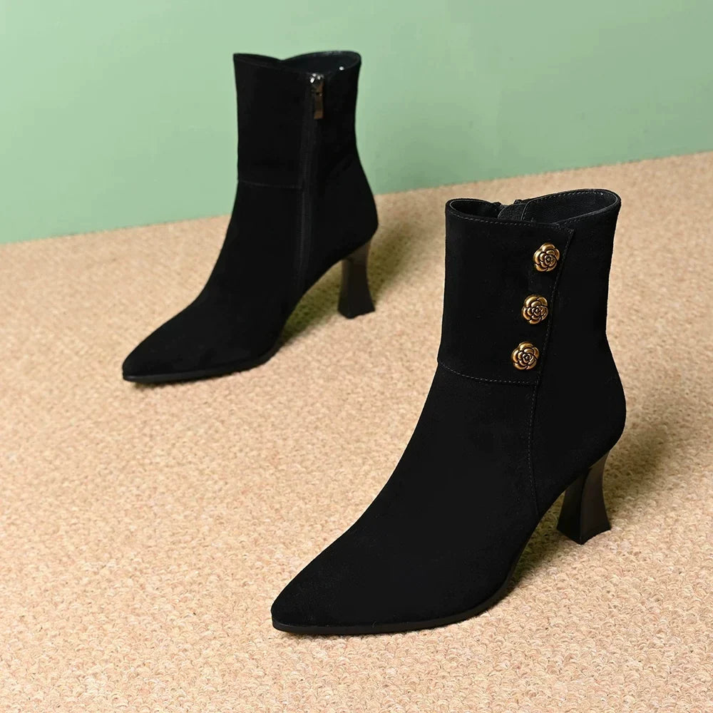 Retro pointed-toe high-heeled sandal, short boot with a smooth surface, women's new autumn-winter style, small and thin heel, slim boot with fleece lining, fashionable nude boot.